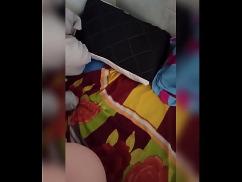 ❤️ منهنجي روم ميٽ گهر ۾ اڪيلي رهي ٿي ڇاڪاڻ ته هن جو مڙس موڪلن تي وڃي ٿو ۽ مان موقعو وٺان ٿو ته هن کي چوسان ۽ هن جي گدا کي کير سان ڀريان. جنس